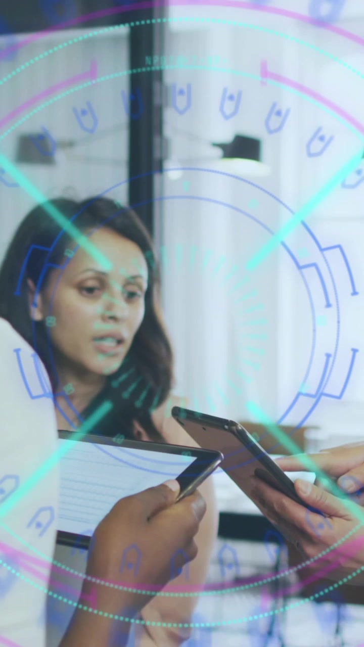 Animazione di elaborazione dati con scansione su un gruppo eterogeneo di professionisti.