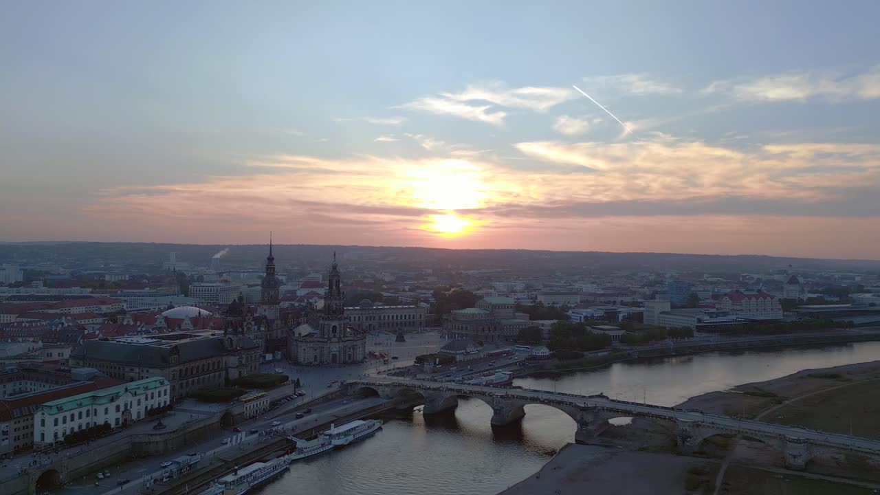 Perfetta vista aerea dall'alto: tramonto sulla città di Dresda, chiesa, cattedrale, ponte, fiume.