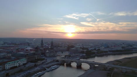 Perfecta-Vista-Aérea-Superior-Vuelo-Atardecer-Ciudad-Dresde-Iglesia-Catedral-Puente-Río