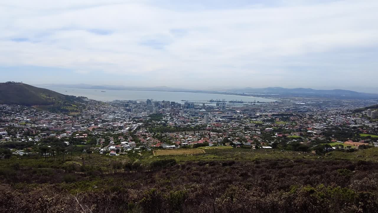 vista panorámica de ciudad del cabo desde un teleférico viajero en table mountain, sudáfrica