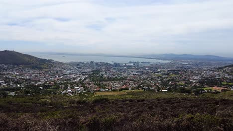 Vista-Panorámica-Del-CDB-De-Ciudad-Del-Cabo-Desde-Un-Teleférico-En-Table-Mountain,-Sudáfrica