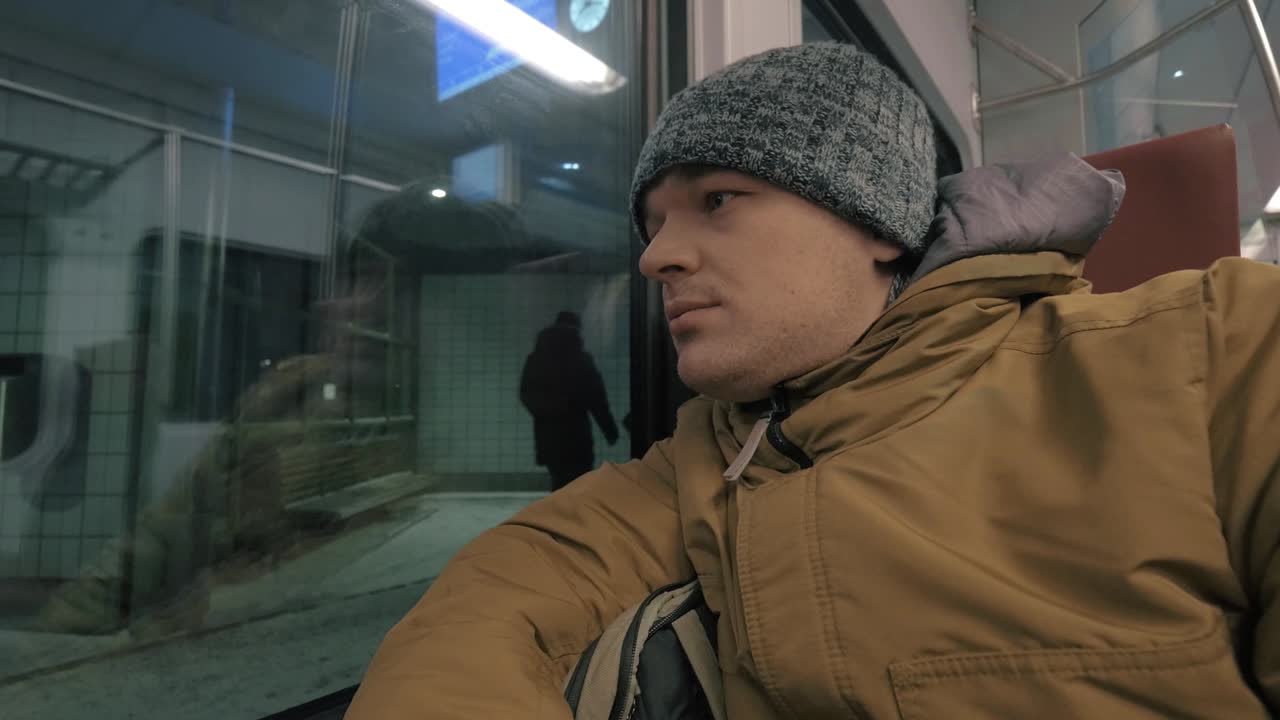 겨울 저녁 에 통근 열차 를 타는 것