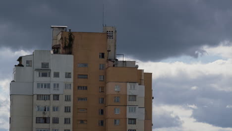 nubes rodando sobre la ciudad edificio día aburrido disparo de avión no tripulado. cambio de clima ominoso