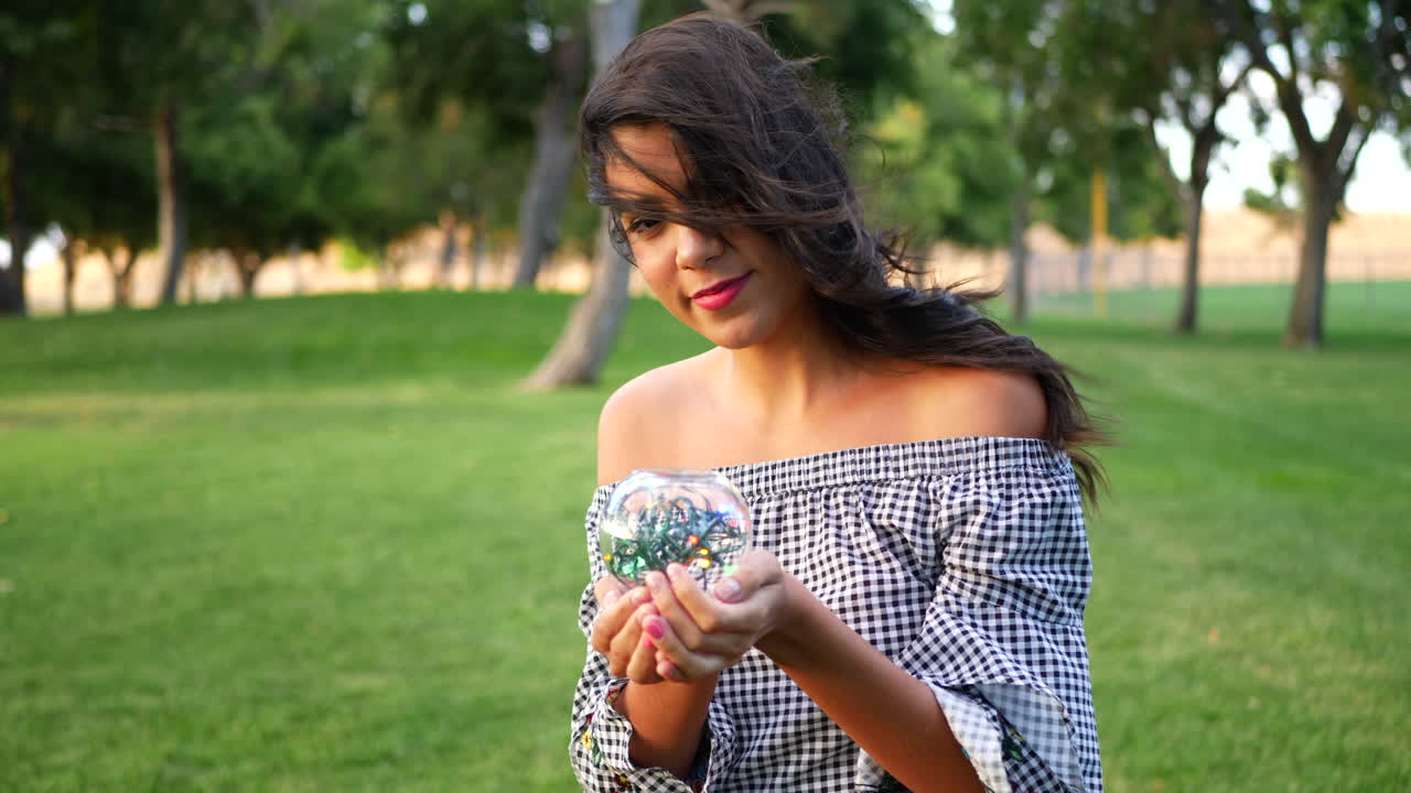 un hermoso y mágico gitano en un bosque con una bola de cristal encantada en cámara lenta