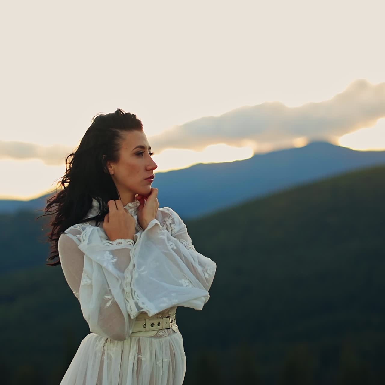 Bellissima modella su paesaggi verdi. Bella donna in abito bianco che cammina tra le montagne