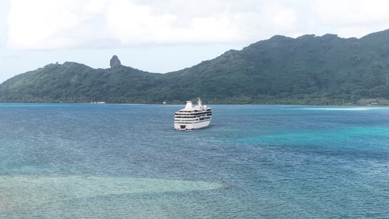 Huahine, Fransk Polynesien. Dronebillede af krydstogtskib i øens lagune