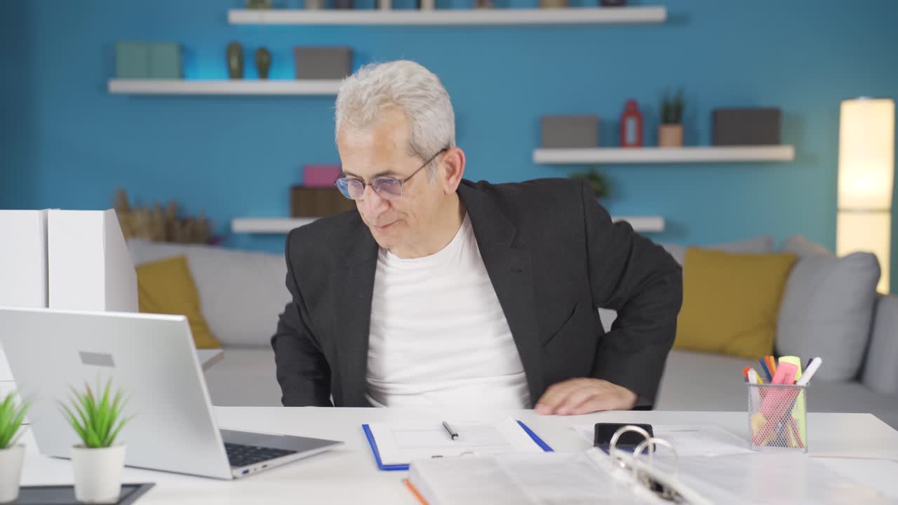 trabajador de oficina en casa que piensa que está deprimido.