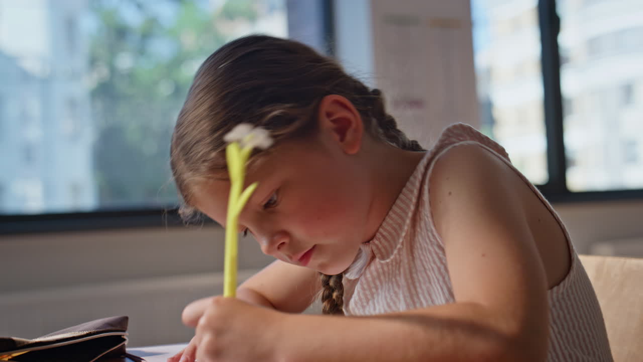 Primo piano di una studentessa che scrive una lezione ascoltando un insegnante sconosciuto a scuola