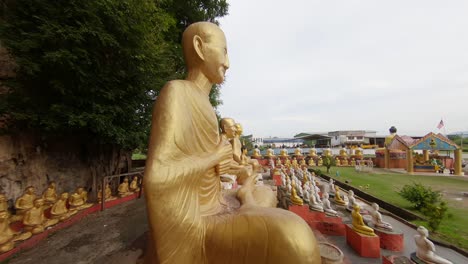 Fpv-Drone-Shot-De-Buda-En-El-Templo-Tailandés