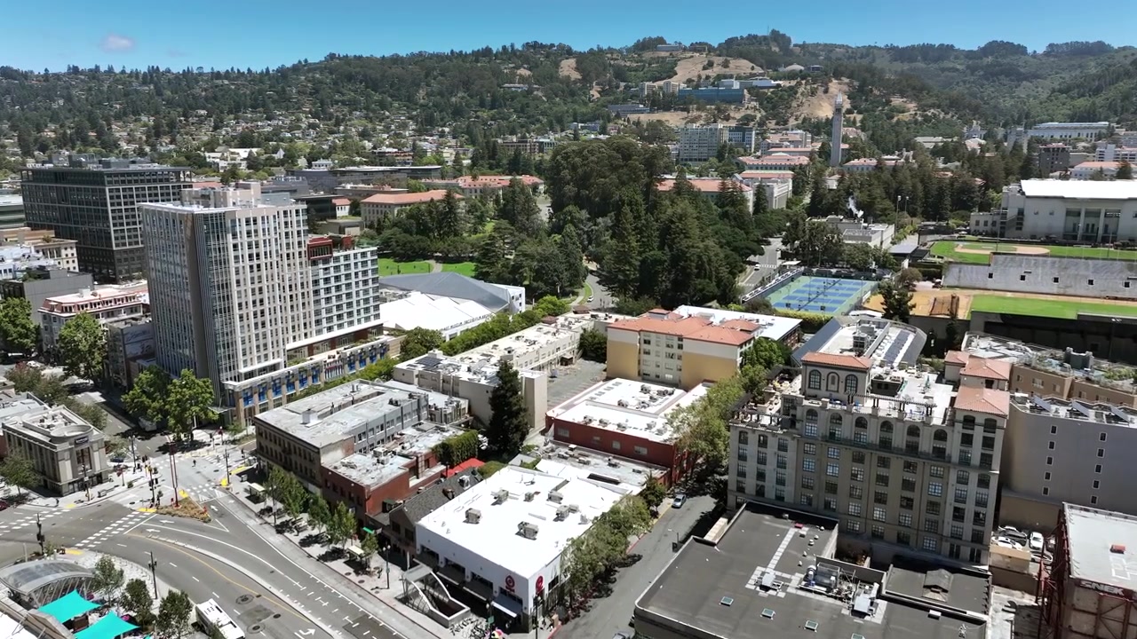 Vista panoramica con drone su Berkeley, California, che mostra il quartiere del centro, fitti quartieri verdi, edifici a più piani, il quartiere universitario circostante e le panoramiche colline dell'East Bay sottostanti