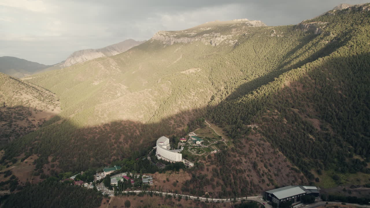 우즈베키스탄의 생태적으로 순수한 지역인 자민 관광 구역은 독특한 동식물을 제공합니다.