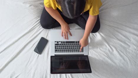 Una-Joven-Latinx-Embarazada-Con-Una-Laptop