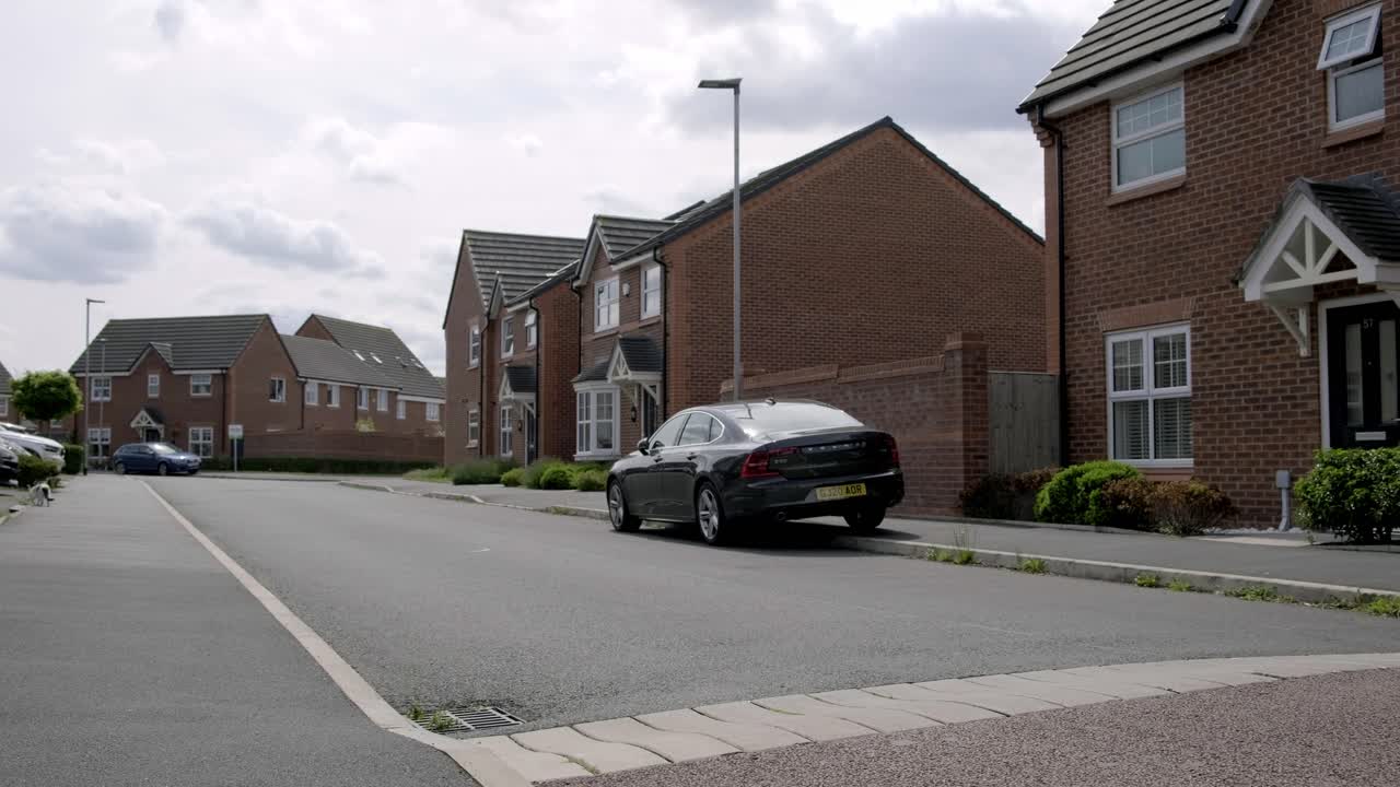 맨체스터의 거리에서 bmx를 타는 젊은 여성