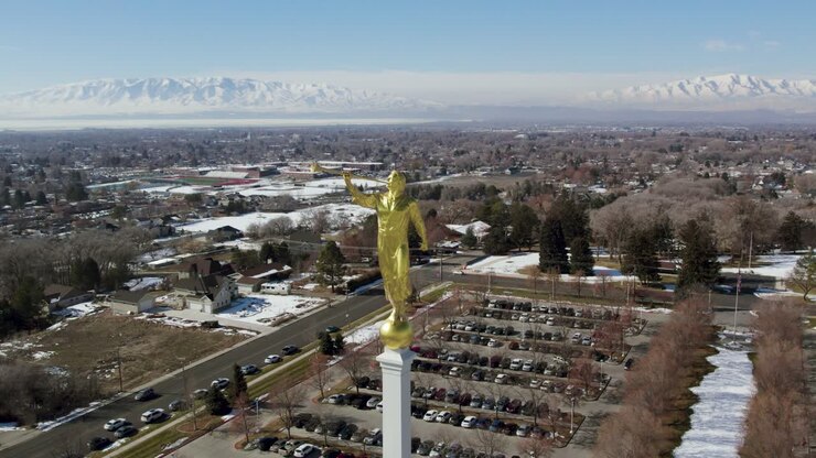 Oro, Statua di Moroni sul Tempio Mormone di Mount Timpanogos, Chiesa di Gesù Cristo dei Santi degli Ultimi Giorni, Orbita aerea con drone