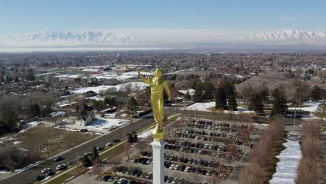 oro, estatua de moroni en el templo mormón del monte timpanogos, iglesia de jesucristo de los santos de los últimos días, órbita aérea de drones