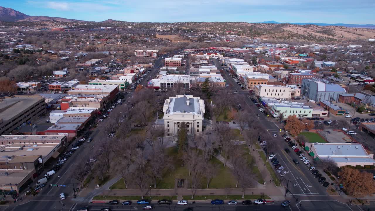 미국 애리조나 주 프레스 시내의 법원 광장과 건물의 공중 전망