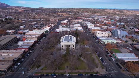 Luftaufnahme-Des-Courthouse-Plaza-Und-Des-Gebäudes-In-Der-Innenstadt-Von-Prescott,-Arizona,-USA