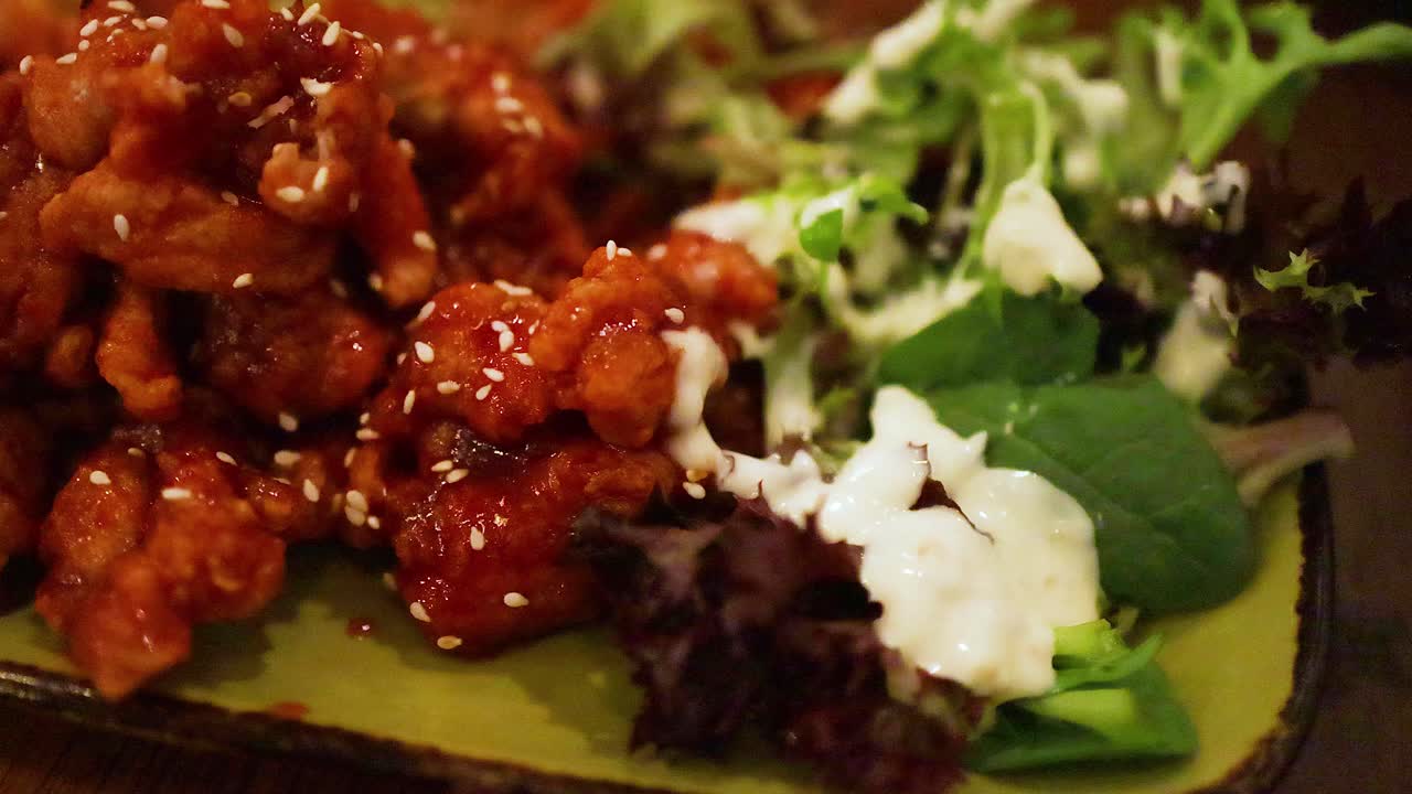 드레싱 을 준비 하고 있는  살라드