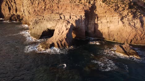 聖安提奧科 (sant'antioco) 的grotta delle sirene懸崖海岸線的壯觀空中景色