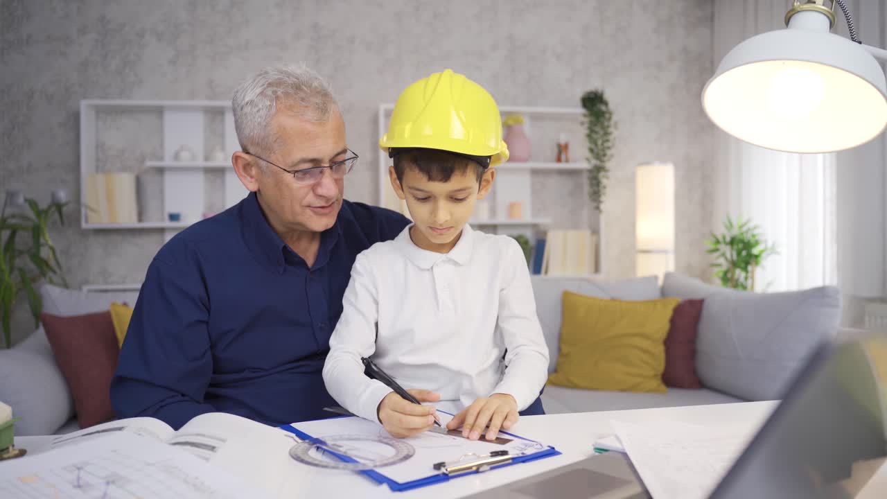 el hijo menor está ayudando a su padre ingeniero.