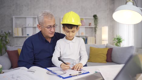 El-Hijo-Menor-Está-Ayudando-A-Su-Padre-Ingeniero.