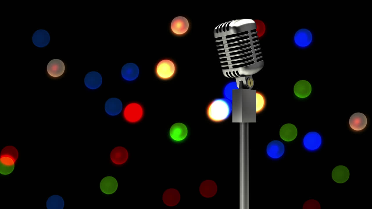 micrófono metálico retro contra manchas de luz coloridas contra un fondo negro