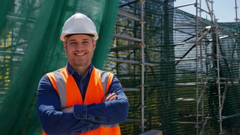 trabajador de la construcción en un sitio de construcción