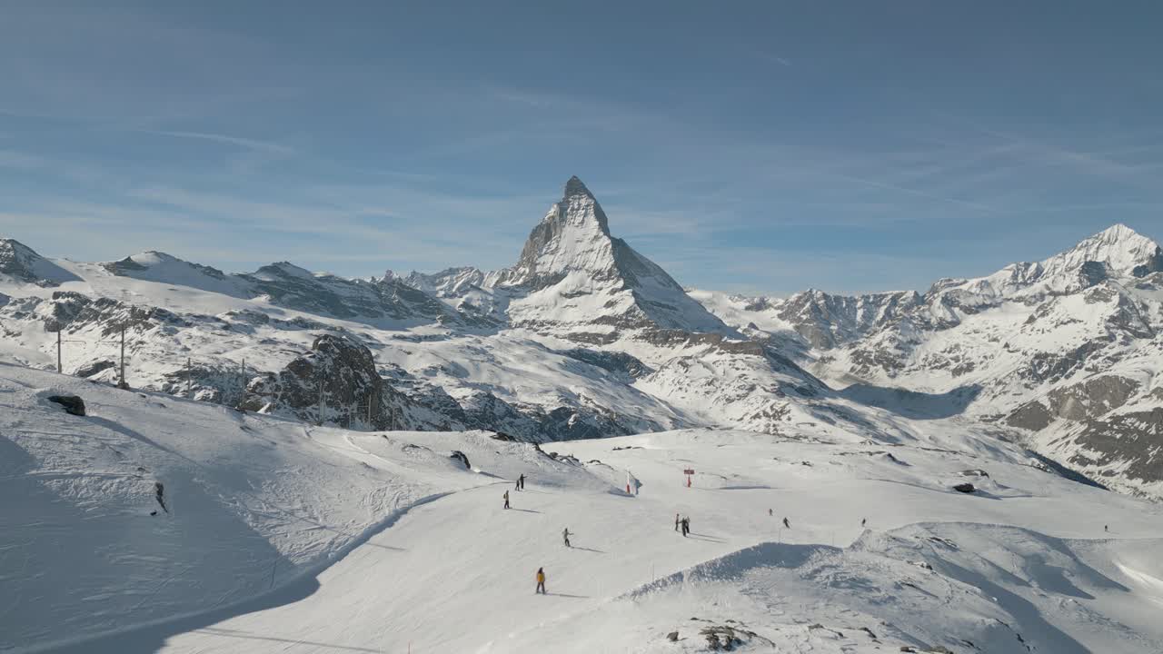 esquí en la estación de tren de gornergrat con matterhorn en el fondo - imágenes de drones cinematográficos en 4k