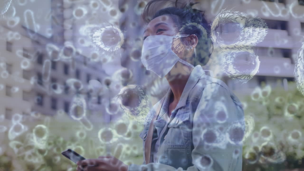 animación de células de covid-19 que se mueven sobre una mujer con máscara facial