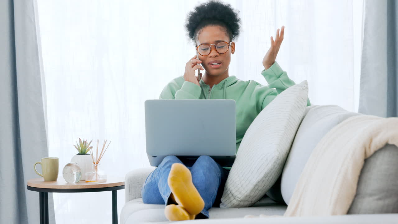 estudiante feliz hablando por teléfono con un compañero de clase