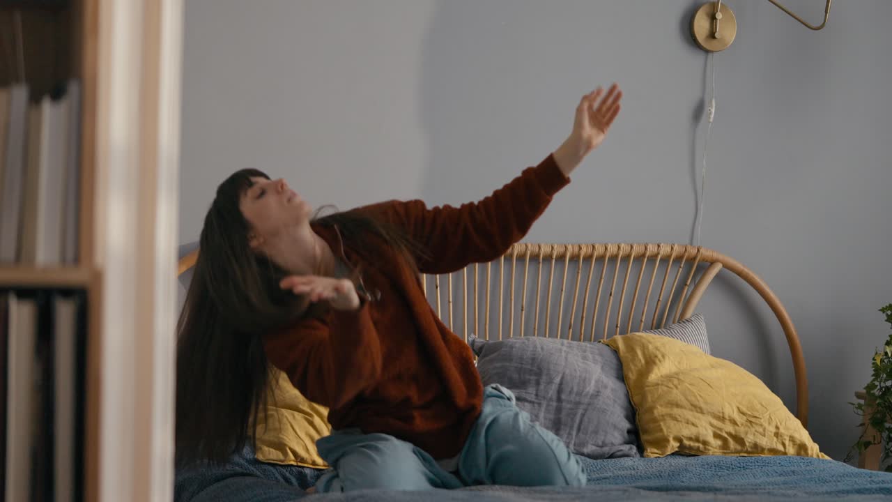 mujer relajándose en una cama