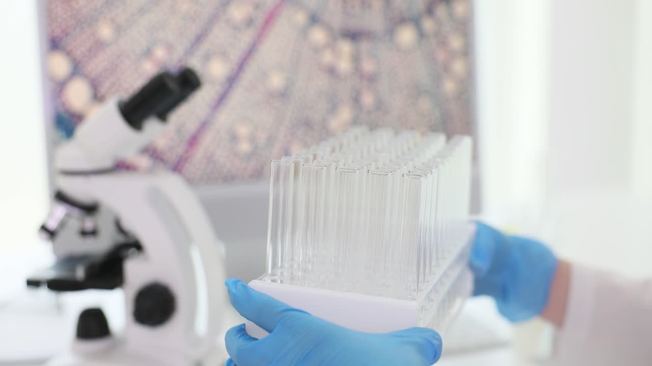 Ricerca di laboratorio con microscopio e provette