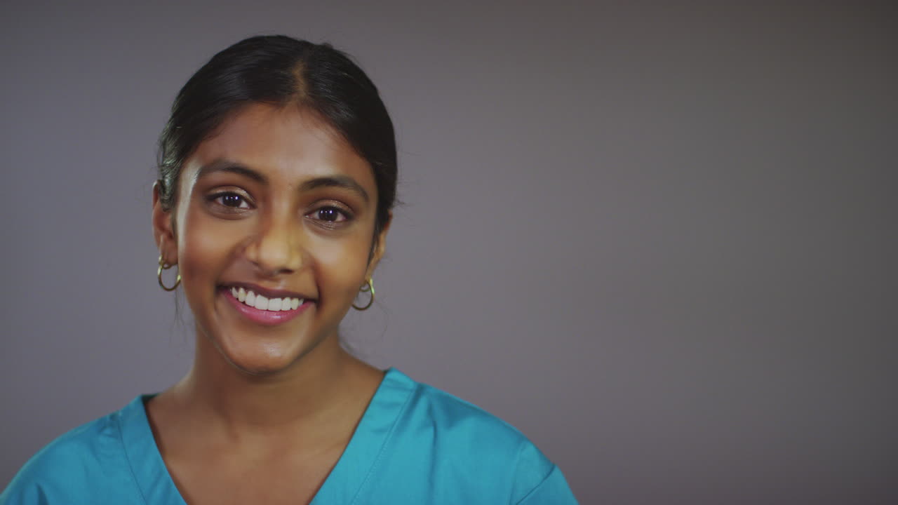joven doctora sonriendo a la derecha copia espacio