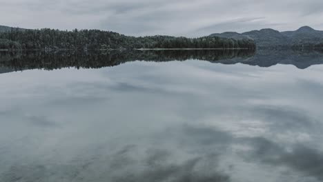 lago de montaña tranquilo y reflejo de las nubes moviéndose sobre el lago