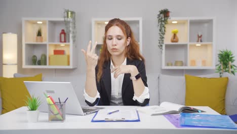 Mujer-Trabajadora-De-Oficina-En-Casa-Calculando-Cosas.