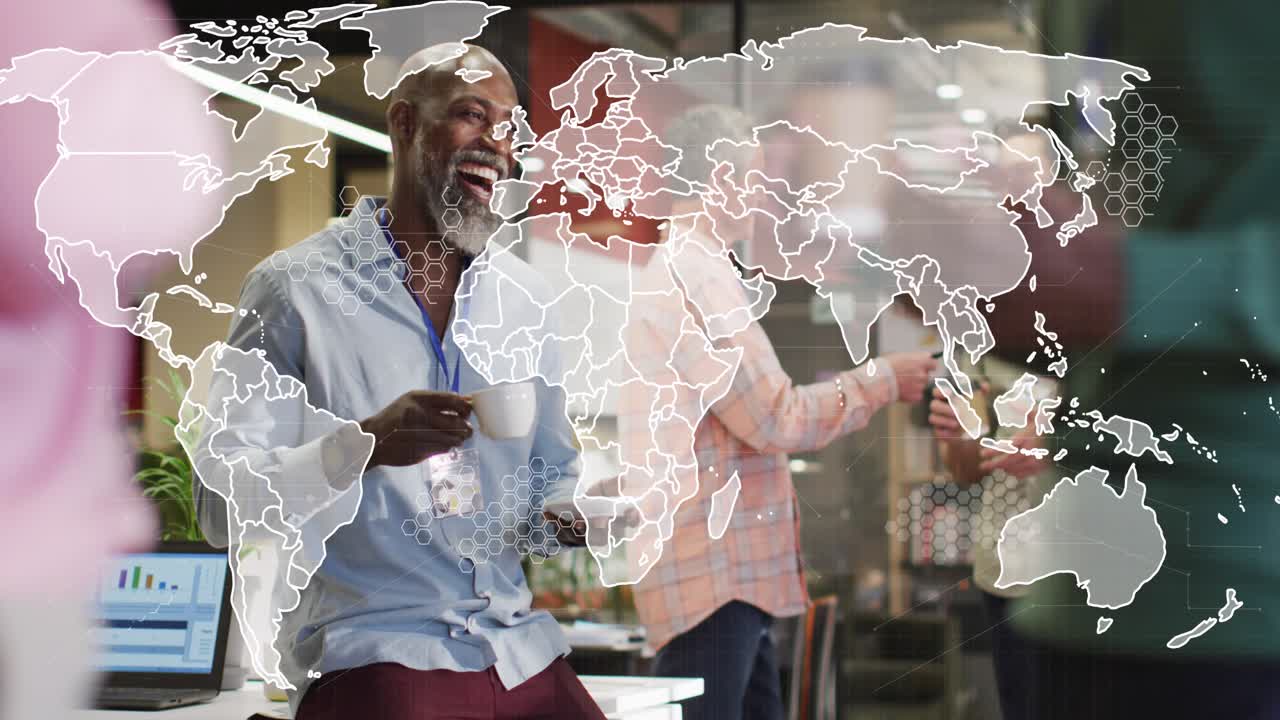 Animazione di elaborazione dati e mappa del mondo su diverse persone d'affari in ufficio