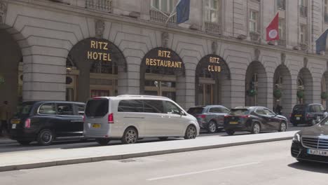 Außenansicht-Des-Ritz-Hotels-Am-Piccadilly-In-London,-Vereinigtes-Königreich-Mit-Roter-Telefonzelle-Im-Vordergrund-1