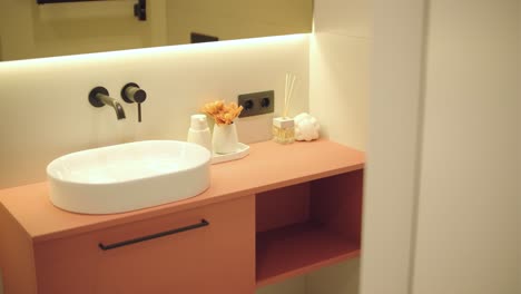 interior de hogar minimalista elegante y elegante con líneas limpias, colores neutrales e iluminación ambiental cálida, creando un ambiente acogedor y moderno.