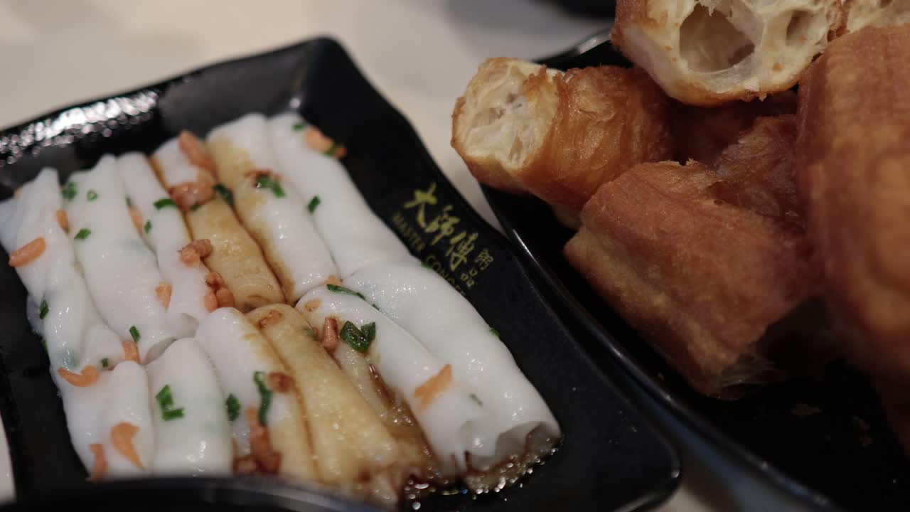 김 된 반죽 스틱과 함께 새우  롤