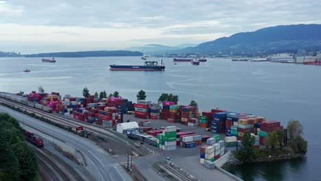 Hermosa-Toma-Aérea-De-Drones-Sobre-Contenedores-De-Envío-Y-Barcos-Industriales-En-El-Norte-De-Vancouver,-Columbia-Británica,-Canadá