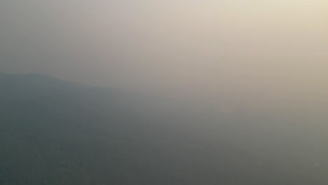 Düstere-Thailändische-Berge-In-Dichten-Smog-Gehüllt