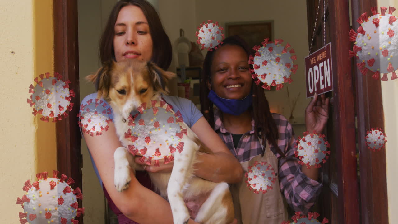 코로나19 세포의 복합 비디오와 개를 들고 있는 다양한 여성 도자기 제작자들과 우리는 열린 신호입니다.