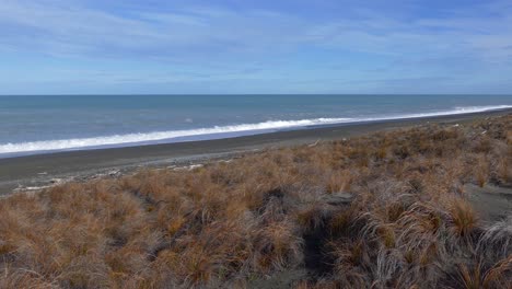panorámica a través del vasto océano y el paisaje desolado - kaitorete spit, nueva zelanda