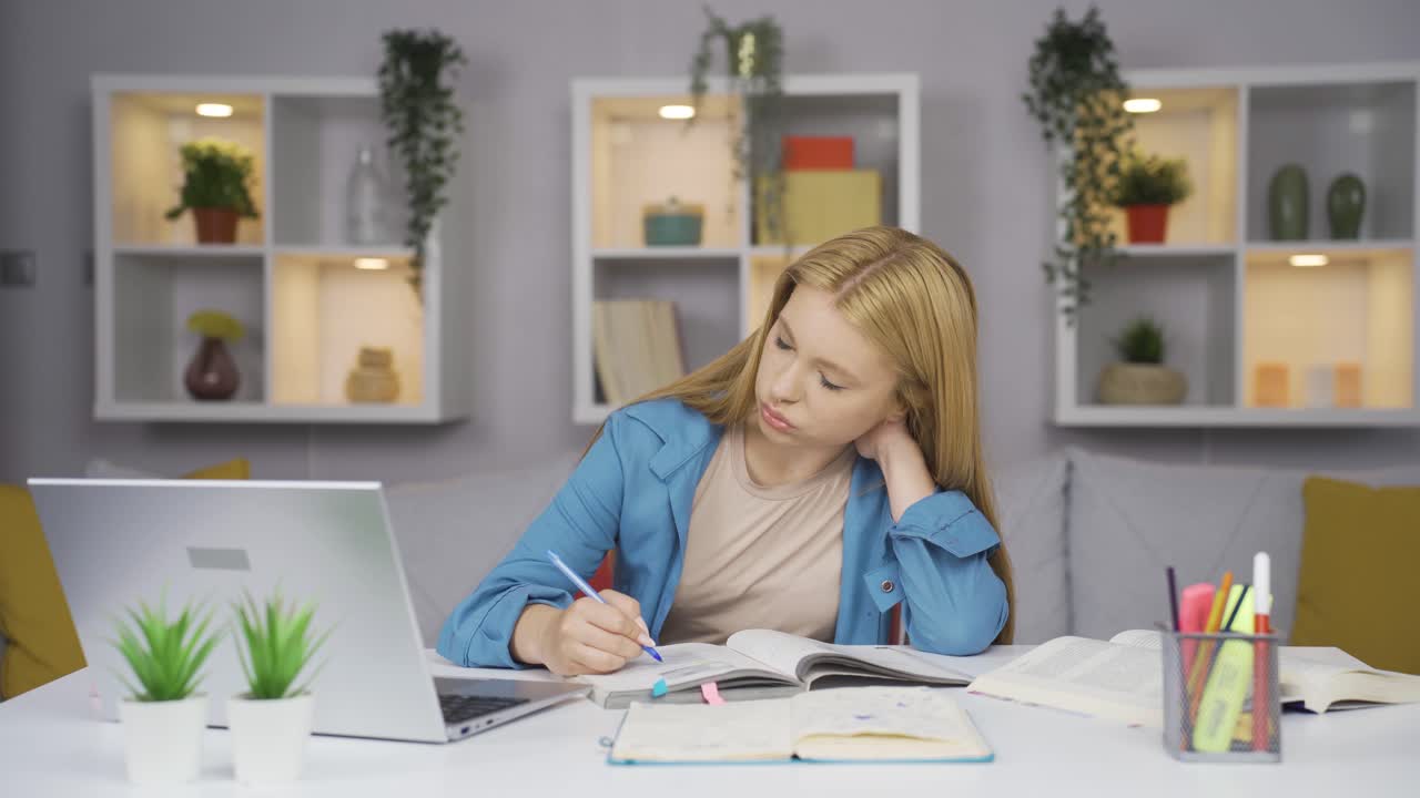 estudiante con dolor de cuello.