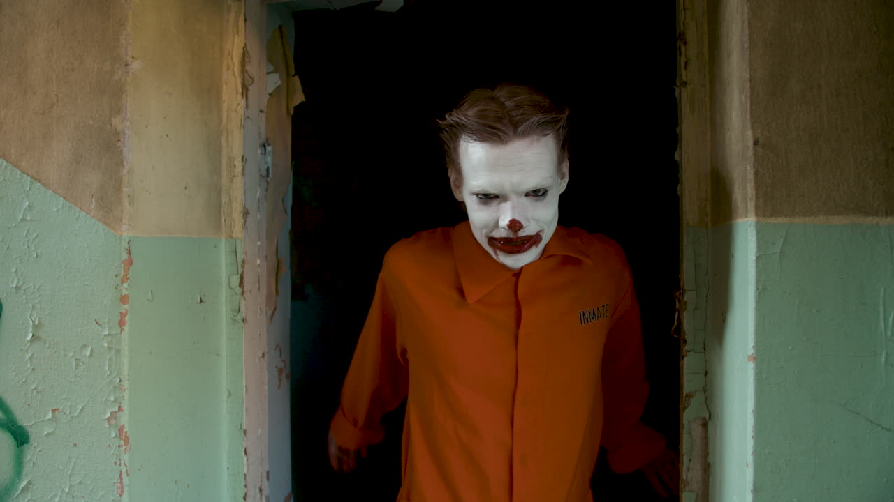 payaso aterrador en una casa abandonada