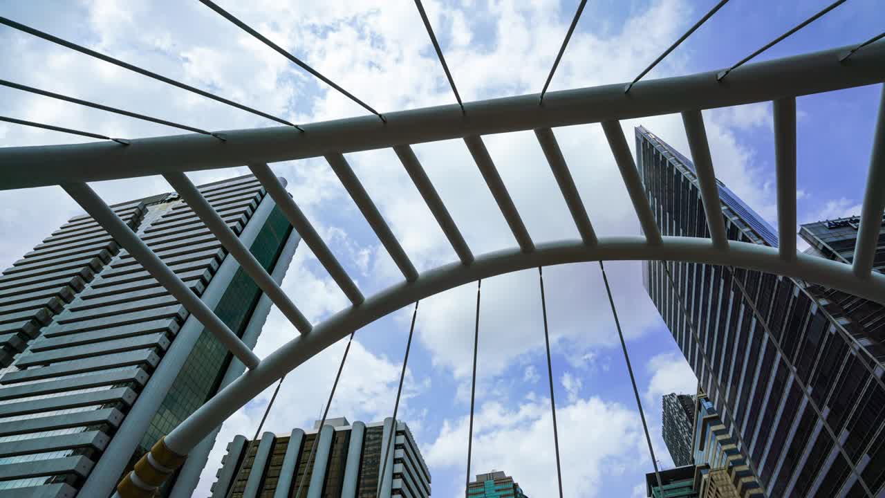 Timelapse 4K da passarela elevada em Chong Nonsi, Bangkok, Tailândia, edifício da ponte da estação de trem BTS e arredores de escritórios