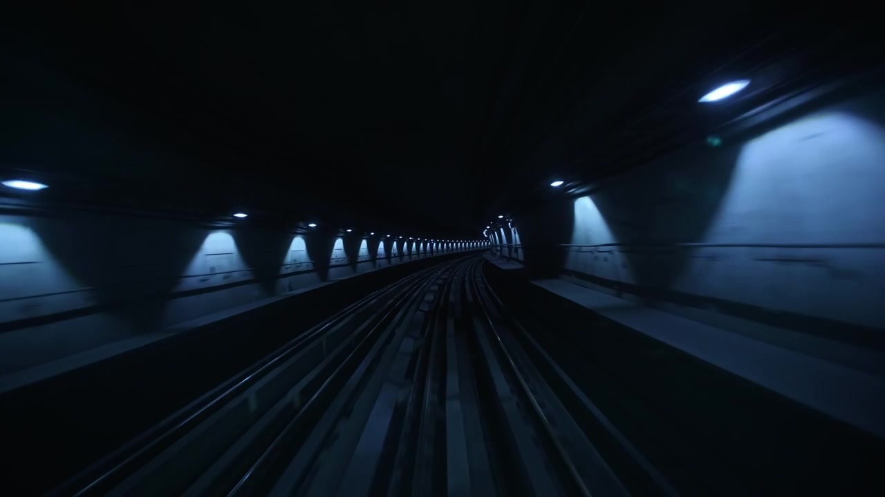 Vista dall'interno di un treno della metropolitana in movimento in una galleria buia