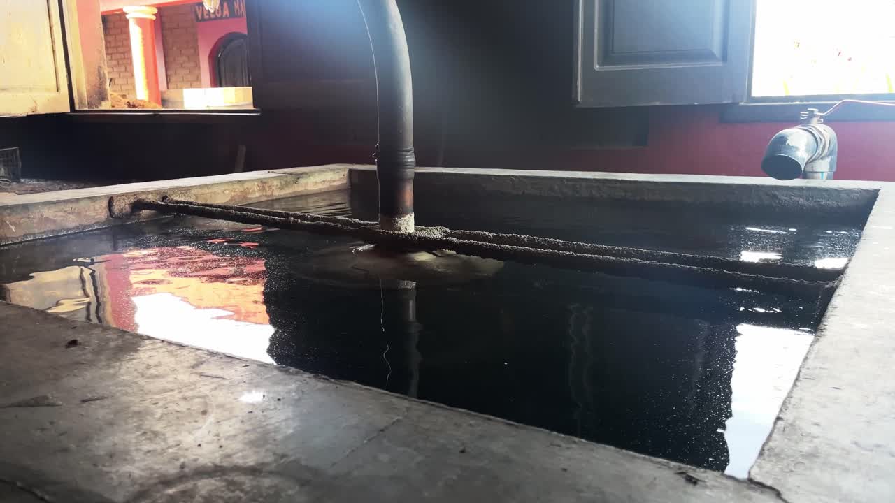 mezcal oaxaca méxico bebida popular famosa bebida alcohólica producción de destilería artesanal de cerca