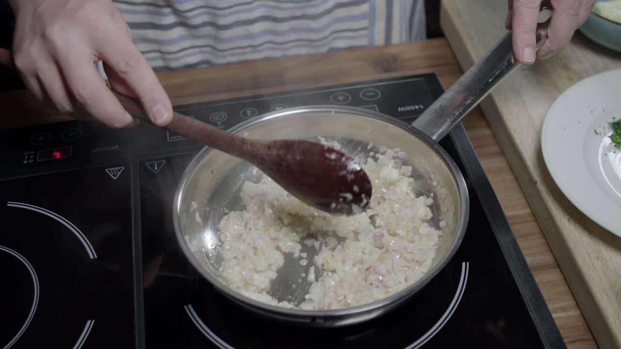 salsa de carne agitada, mantequilla en el café de parís