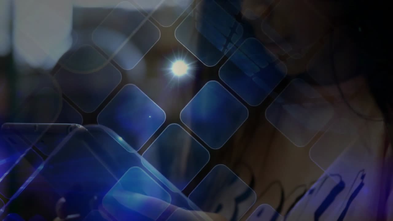 Donna asiatica che tocca il telefono, attivando la torcia e generando una griglia blu vorticante per una demo di tecnologia AR.